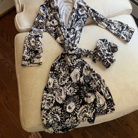 Diane Von Furstenberg Dresses & Skirts - Diane Von Furtstenberg vintage wrap dress